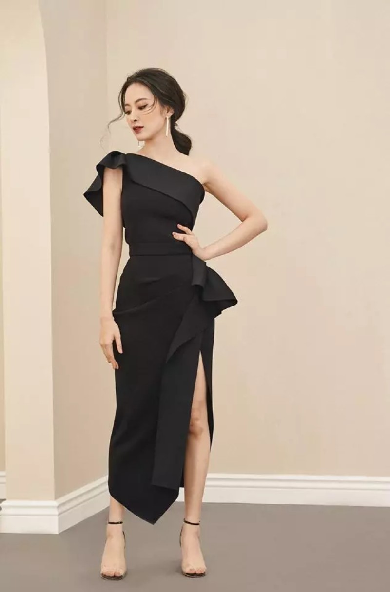 Đầm body xẻ tà