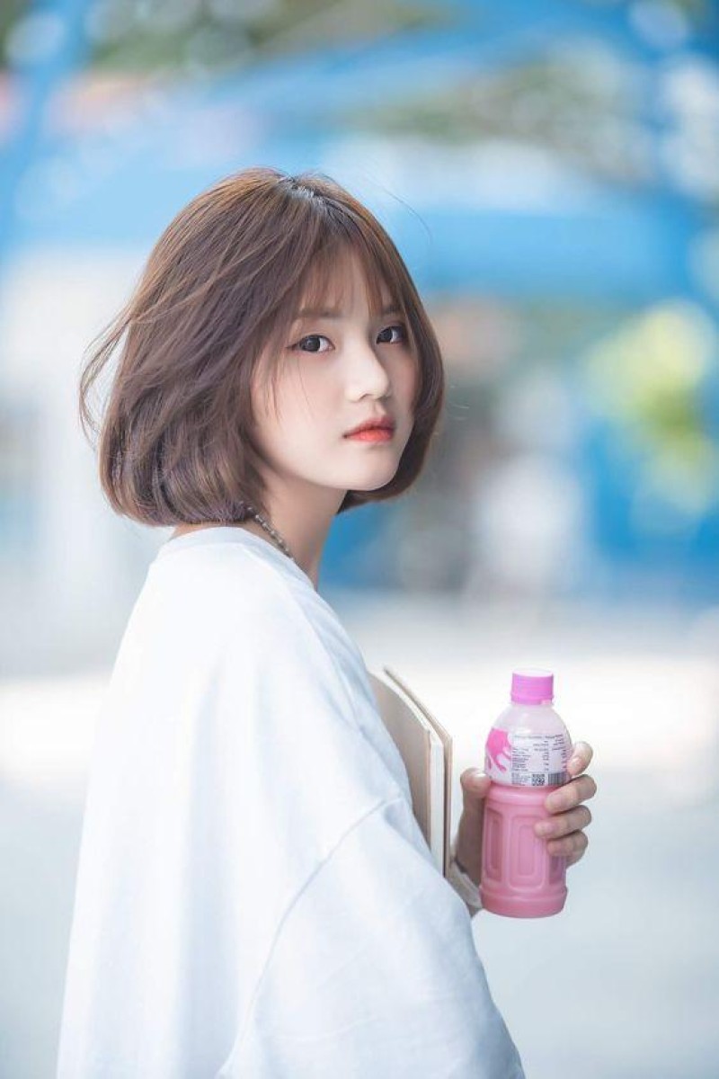 Tóc ngắn phối với áo phông trắng giúp cho cô bé này trở nên đáng yêu, nhỏ bé 