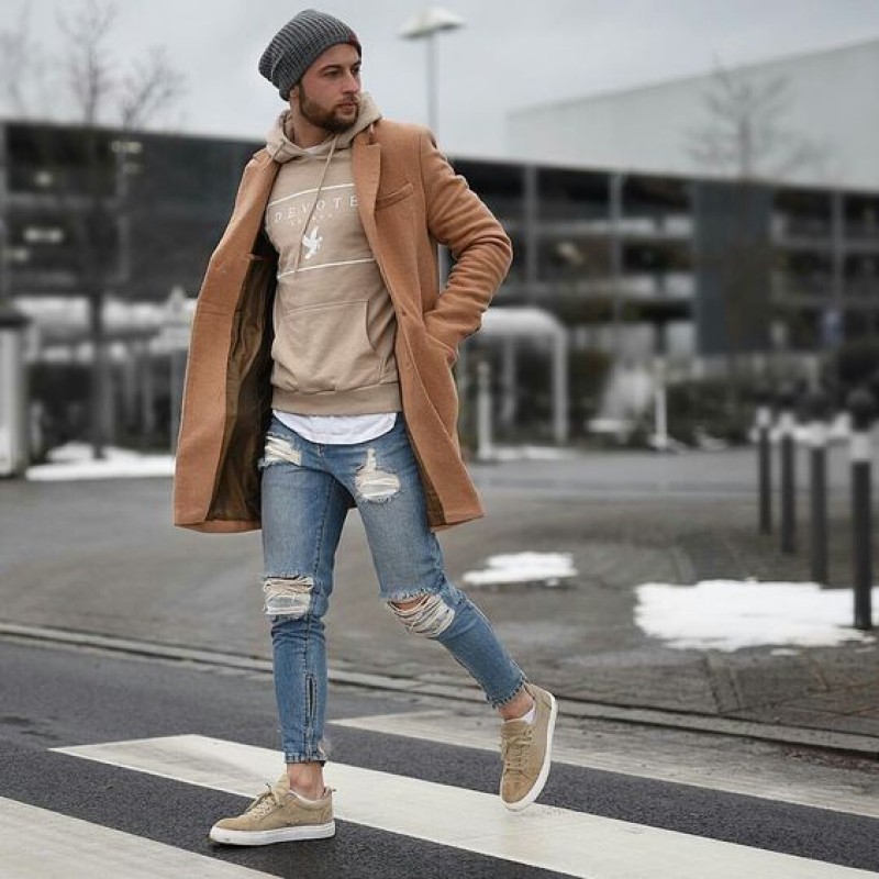 Phối đồ đi chơi Tết cho nam với giày sneaker