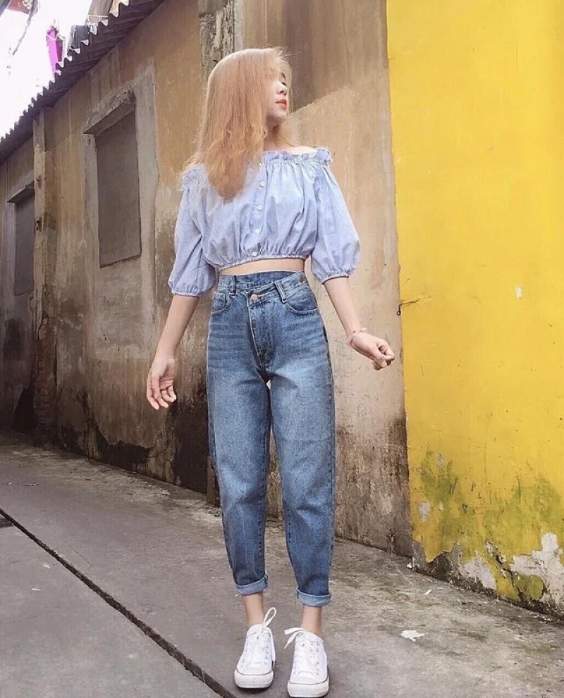 Mix áo croptop và quần baggy 