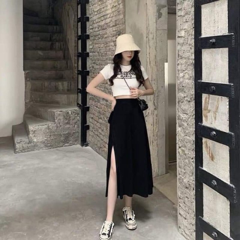 Phối áo croptop ôm và chân váy xẻ tà