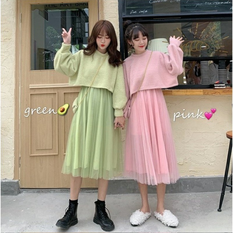 Áo len croptop và chân váy midi