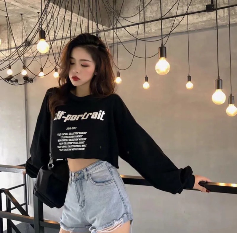 Áo croptop tay dài và quần short