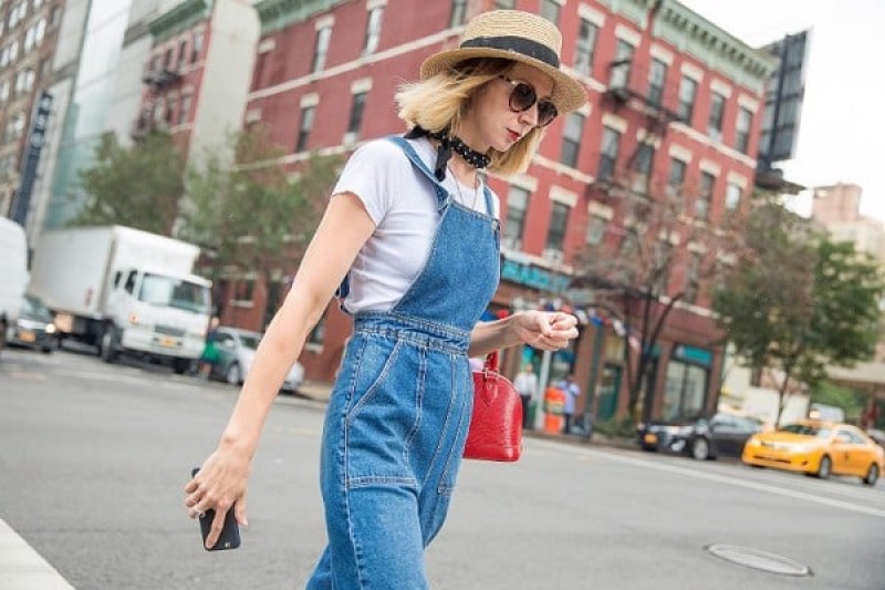 Áo croptop tay ngắn với quần yếm