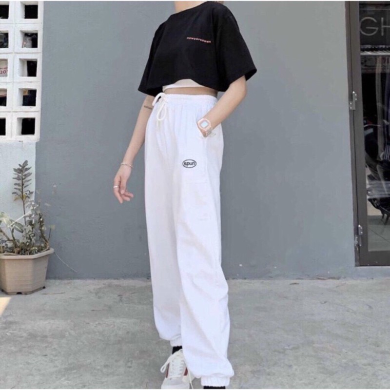 Phối áo croptop và quần jogger