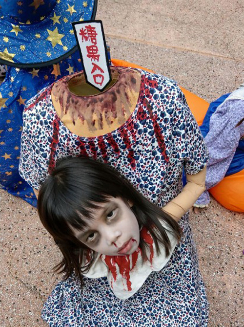 Bé Gái Hóa Trang Không Đầu Đi Xin Kẹo Halloween