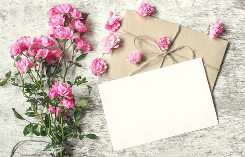 Hoa và những lời chúc được ghi trong chiếc thiệp xinh xắn