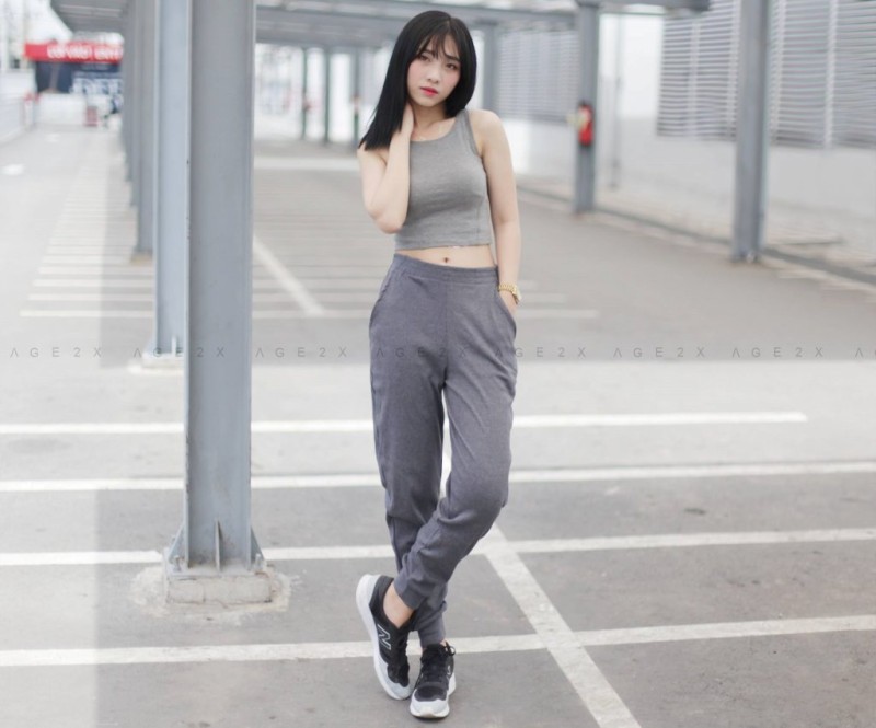 Quần jogger xám mặc với áo gì