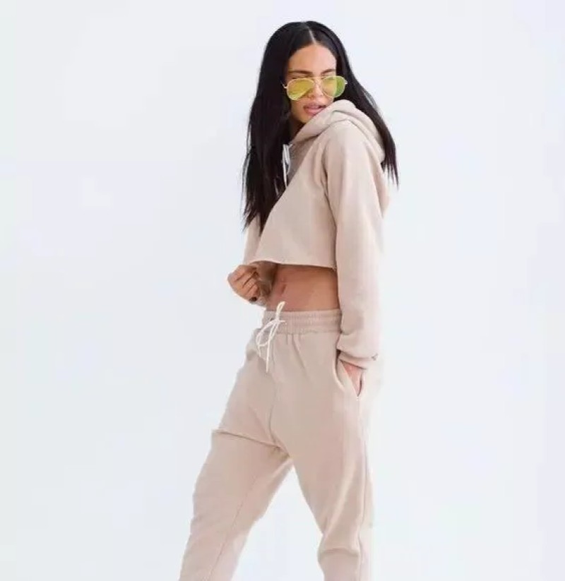 Quần jogger nữ kết hợp với áo gì