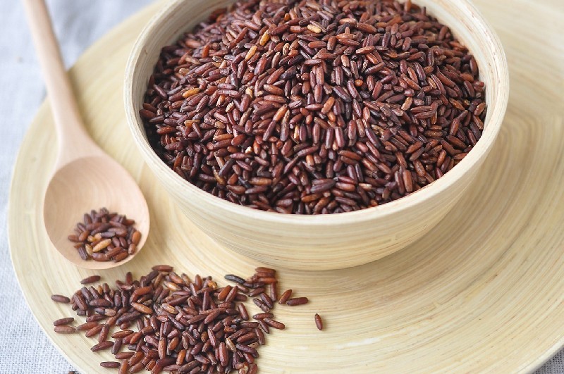 Gạo lứt chứa nhiều chất xơ không chỉ giúp giảm cân mà còn giảm số đo vòng eo