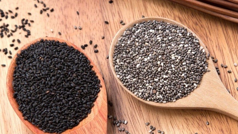 Hạt chia có chứa nhiều chất xơ, protein và có độ hấp thụ nước tốt nên hạn chế cơn thèm ăn