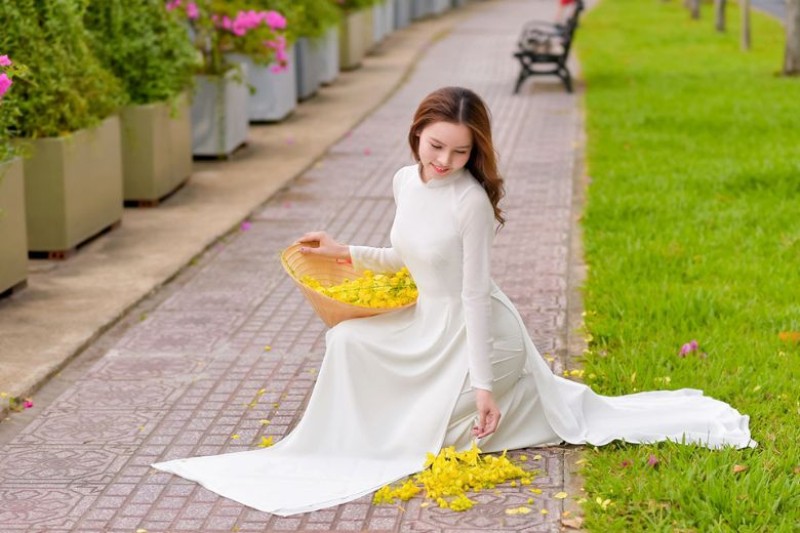 cách tạo dáng chụp ảnh áo dài kỷ yếu