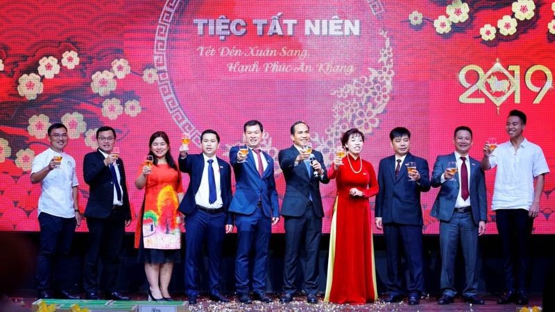 Tổ chức tất niên ở công ty