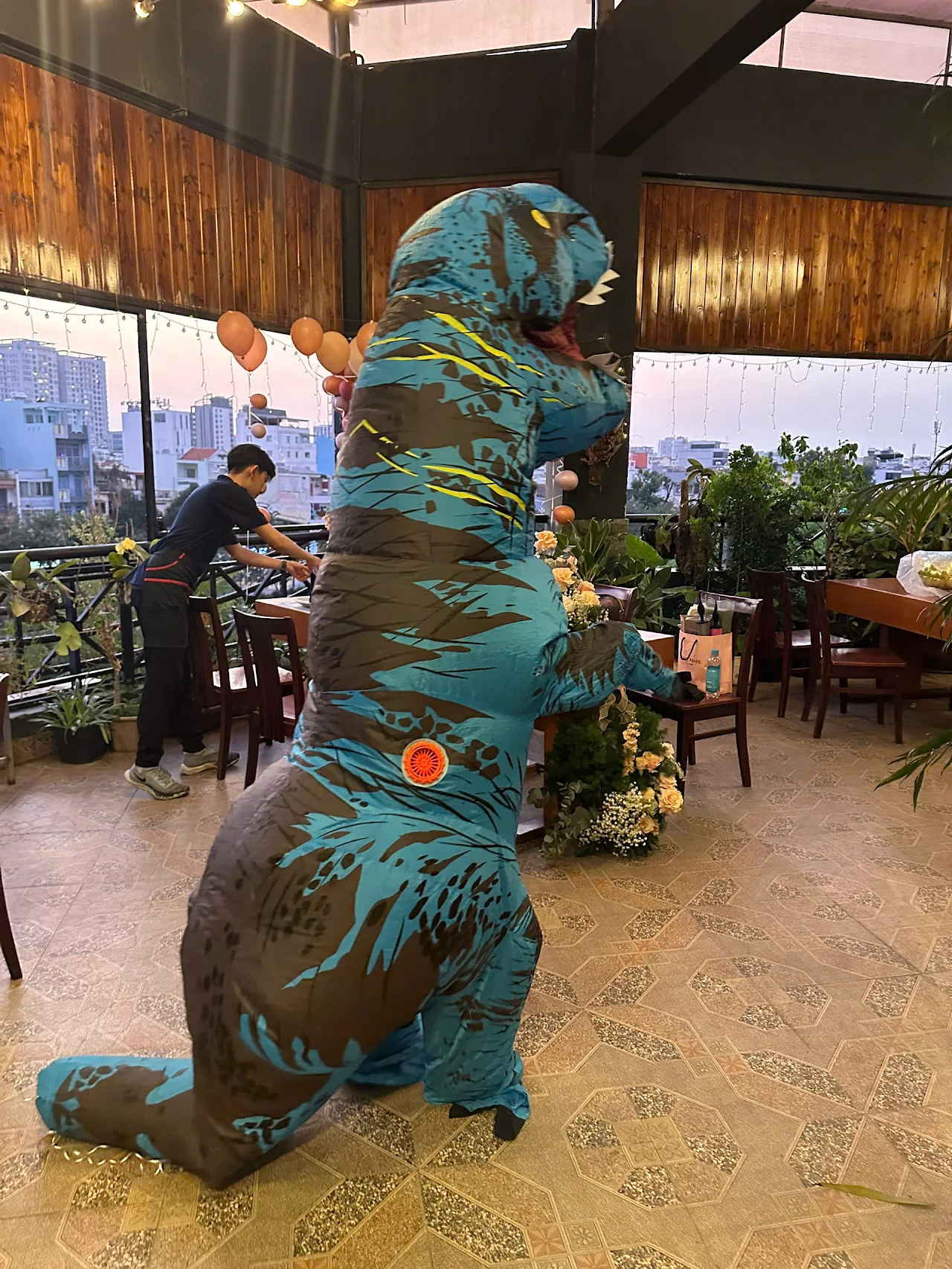 3. Tổ chức tiệc 8/3 và thuê trang phục cosplay, mascot để tạo điểm nhấn