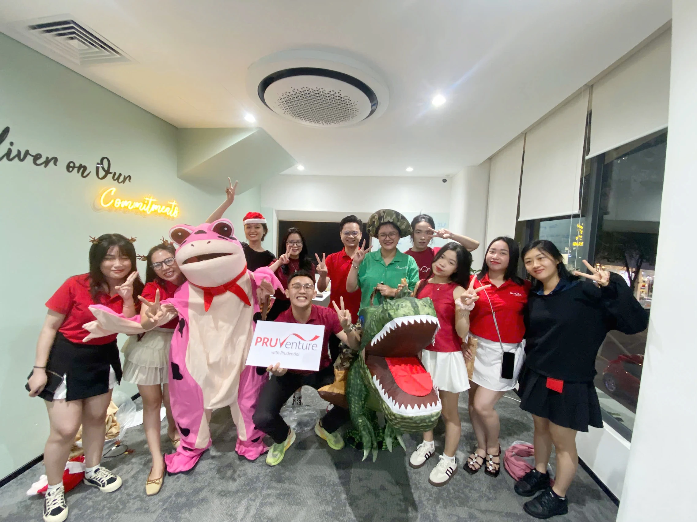 Thuê mascot tặng quà cho chị em ngày