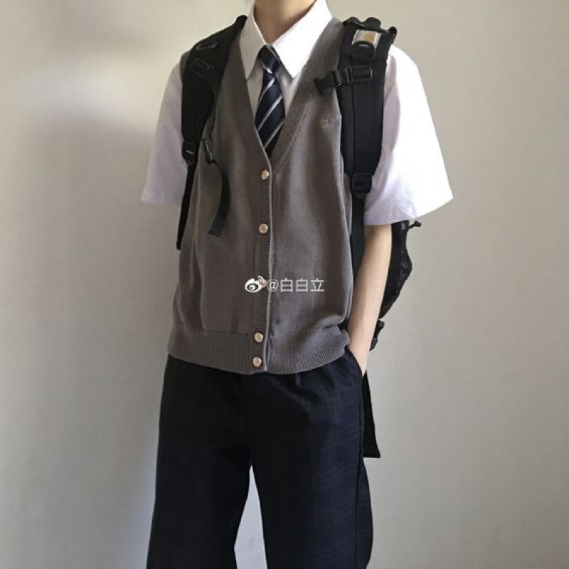 Phong cách nam tính cùng áo sơ mi ngắn tay và áo khoác gile cardigan