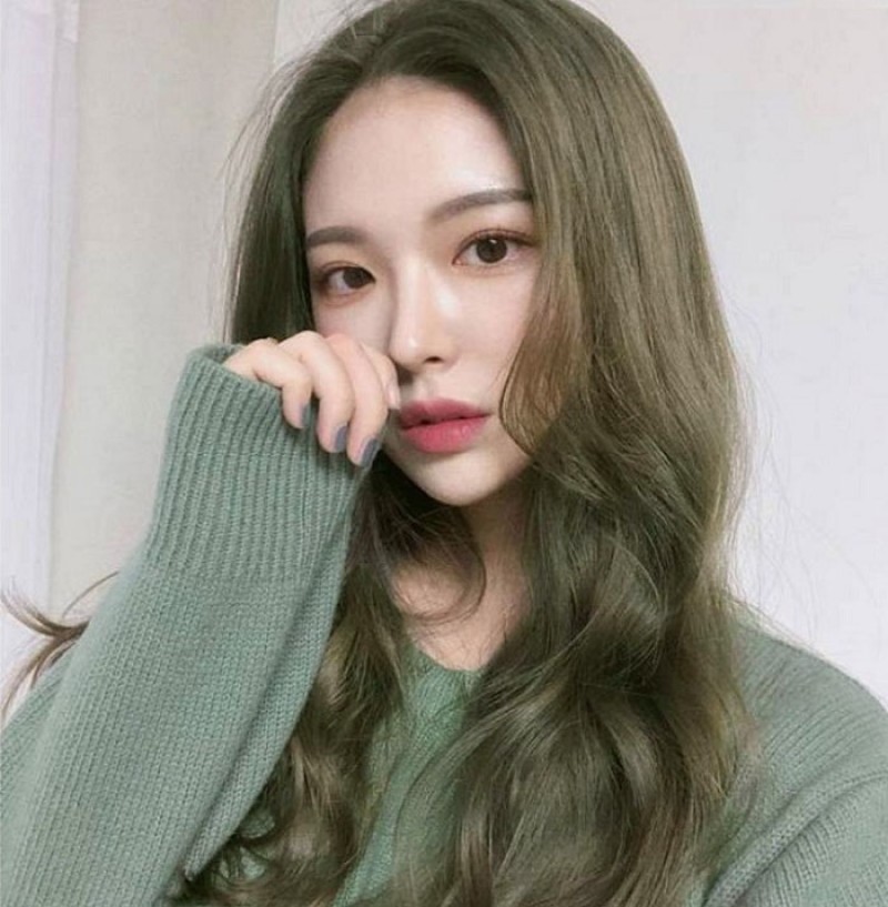 Nhuộm tóc màu nâu tây ánh rêu
