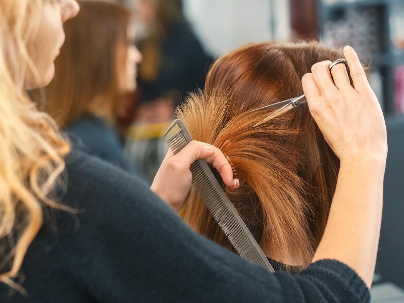Tỉa đuôi tóc sẽ khiến cho tóc được phát triển hơn