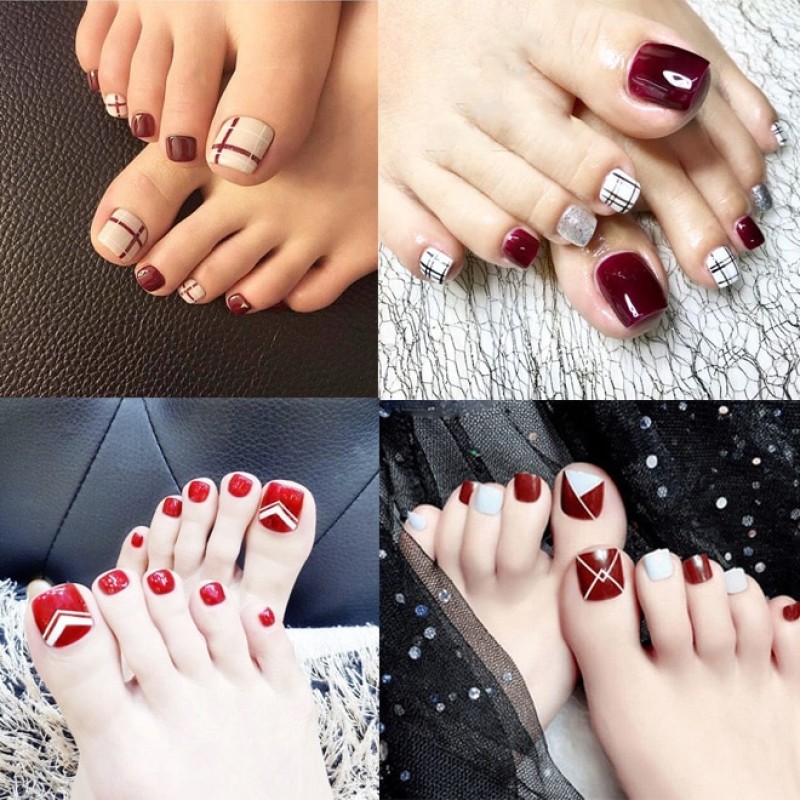 Mẫu móng chân màu đỏ mận kẻ 