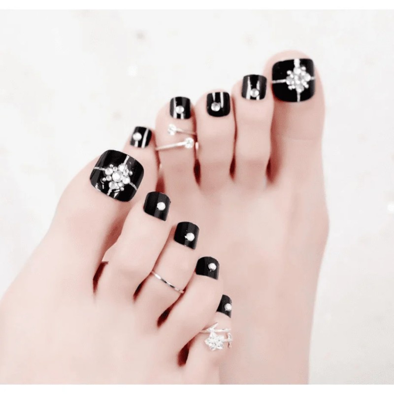 Nail chân màu đen đính đá sang trọng 