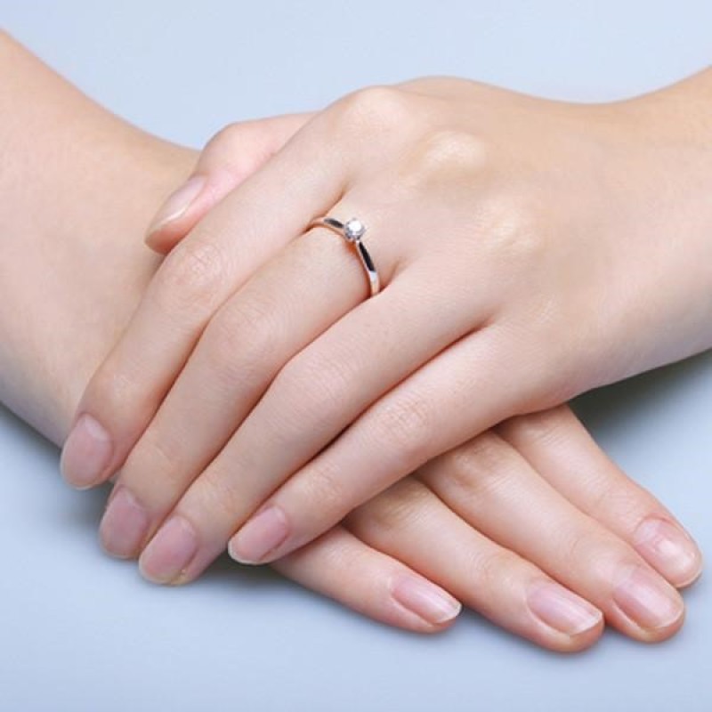 Ý nghĩa đeo nhẫn ngón giữa trong tình yêu 