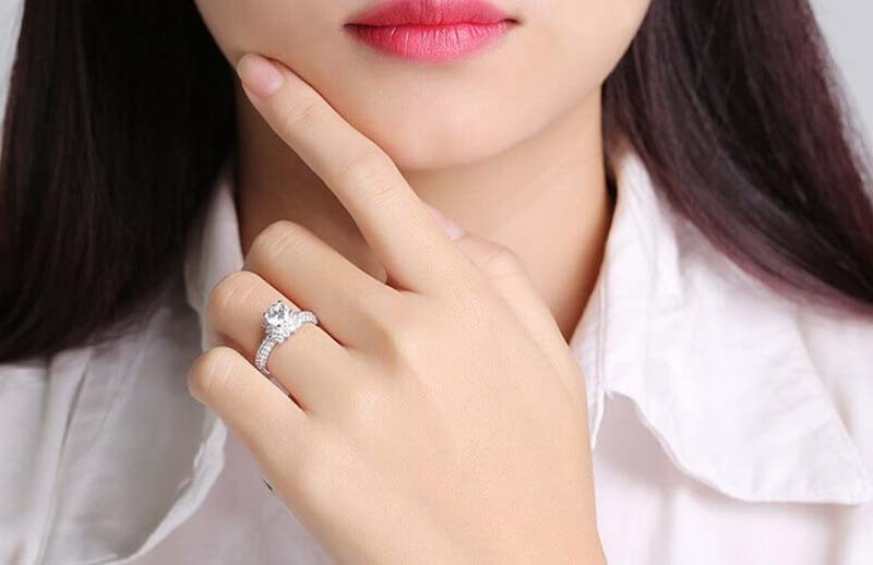 Ý nghĩa phong thủy của việc đeo nhẫn ở ngón áp út 
