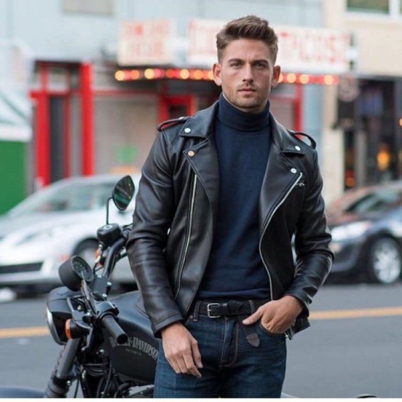 Leather jacket phối đồ với áo cổ lọ ôm