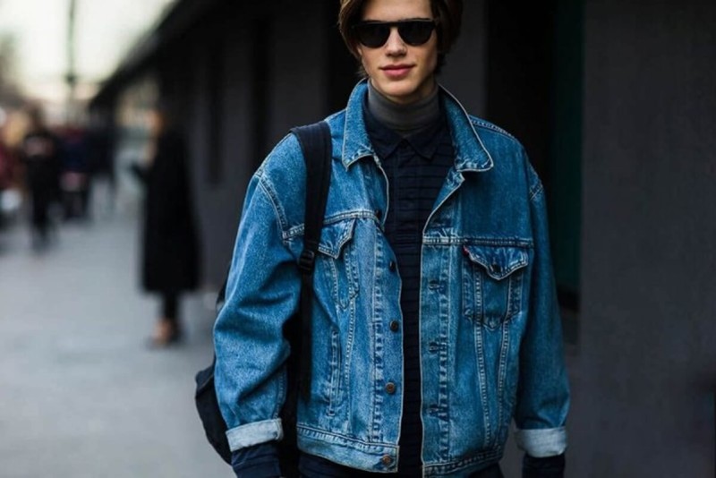 Denim jacket phối đồ với áo thun cổ lọ