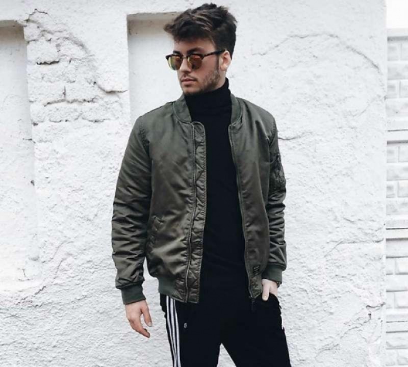 Cách phối đồ với áo len cổ lọ màu đen cho nam
