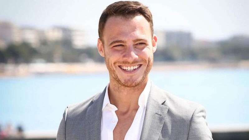 Kerem Bürsin sở hữu gương mặt nam tính