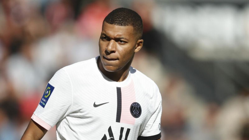 Chàng cầu thủ trẻ tuổi Kylian Mbappe sở hữu nước da đen cuốn hút
