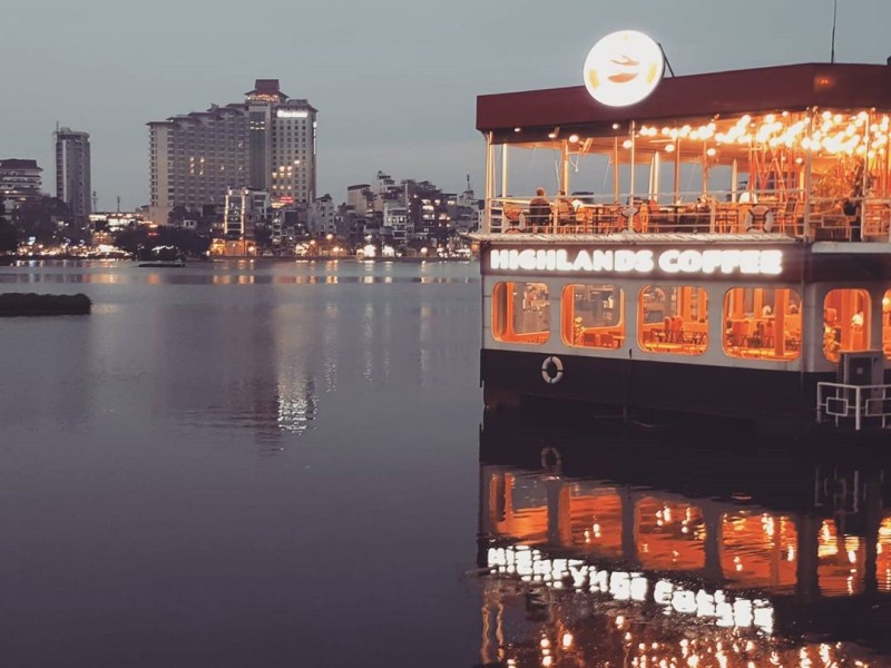 Highlands Coffee Tây Hồ là nơi check in sống ảo đẹp lung linh khi về đêm