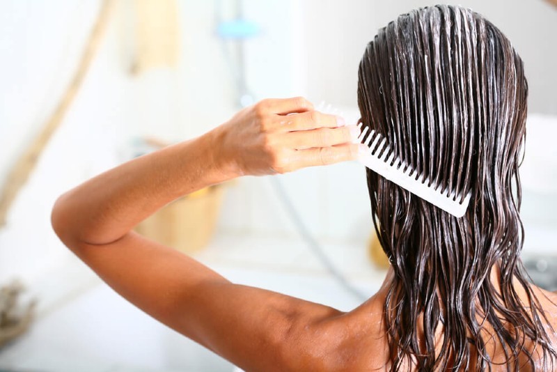 Bạn có thể thực hiện ủ tóc bằng B1 và dầu dừa