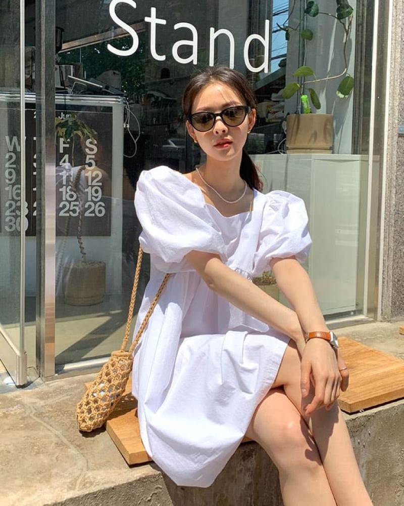 Tạo dáng ngồi đẹp với váy ngắn 
