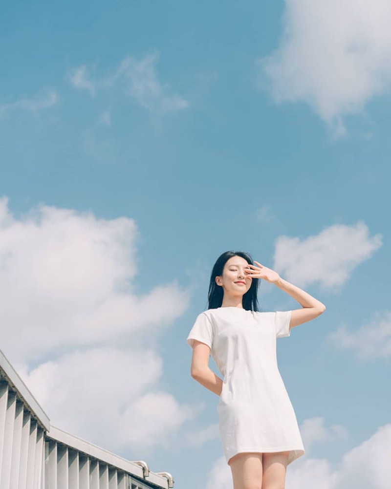 Cách chụp hình nhìn lên bầu trời với váy ngắn cute 