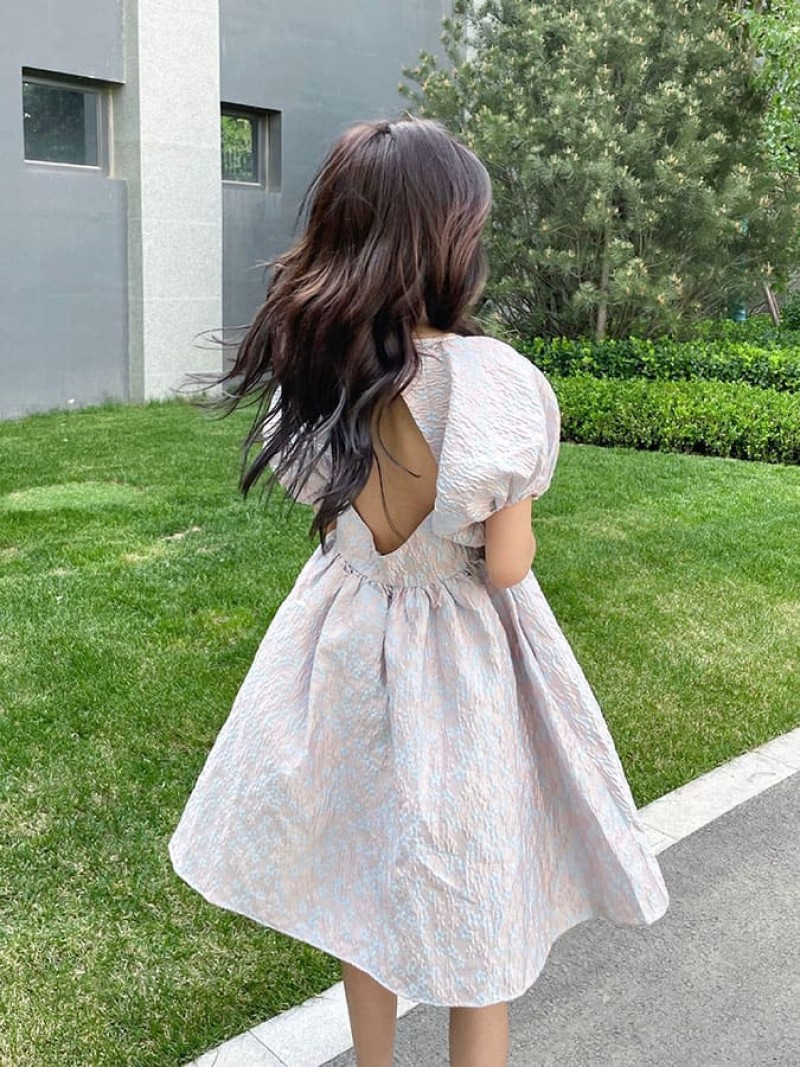 Chụp ảnh quay lưng với váy ngắn cute 