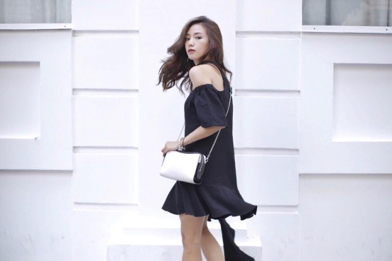 Tạo dáng chụp ảnh xoay người với váy ngắn 