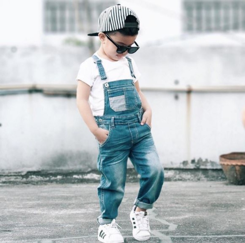 Phối đồ cho bé trai cùng quần yếm và áo thun