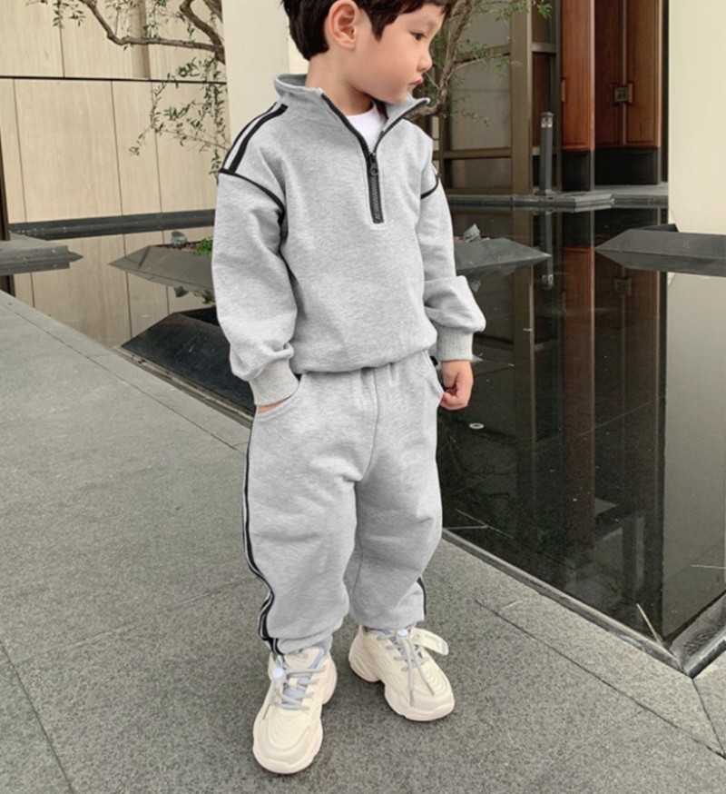 Phong cách sporty khỏe khoắn cho các bé trai với set nỉ xám