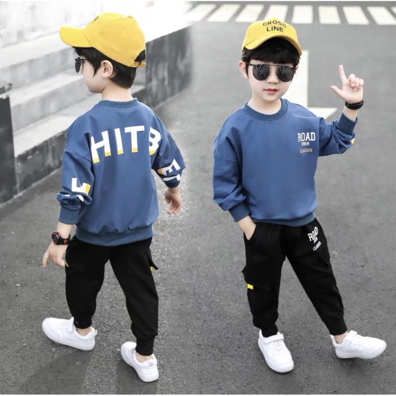 Phối đồ cá tính với quần cargo đen và áo sweater xanh dương