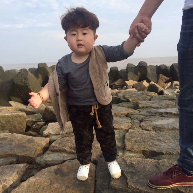 Phối đồ với áo gile len đẹp cho các bé trai mũm mĩm