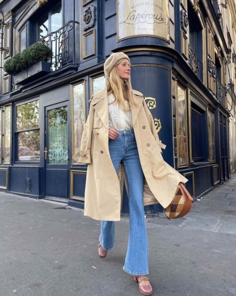 Quần Jean xanh kết hợp cùng Trench Coat