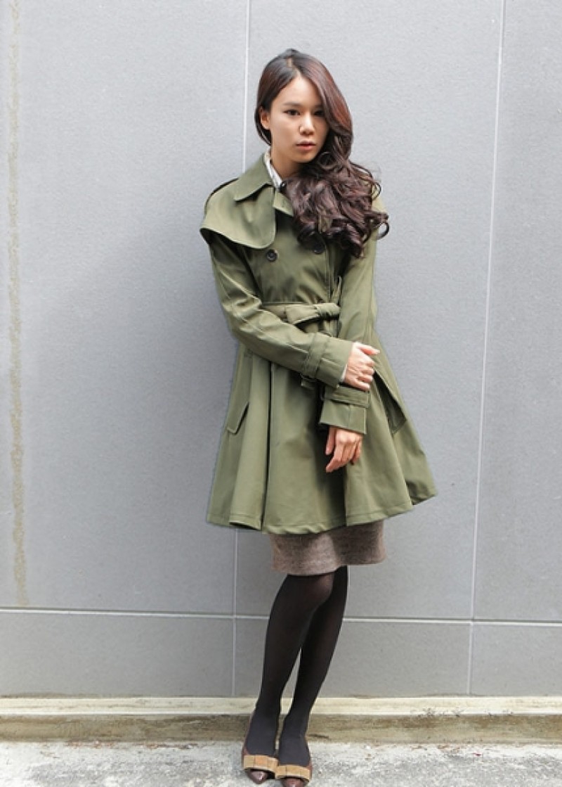 Chân váy midi dịu dàng mix cùng áo trench coat