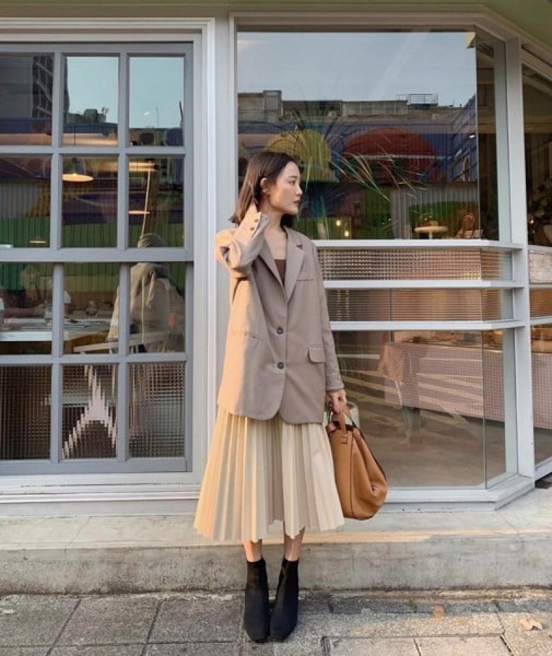 Chân váy midi dịu dàng mix cùng áo trench coat