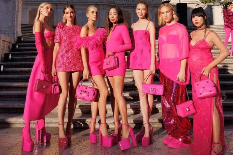 4 trends hot nhất 2022: Y2K mê hoặc 2 phái, Balletcore - Barbiecore đậm tính nữ quyền, mốt cắt xẻ táo bạo lên ngôi - Ảnh 10.