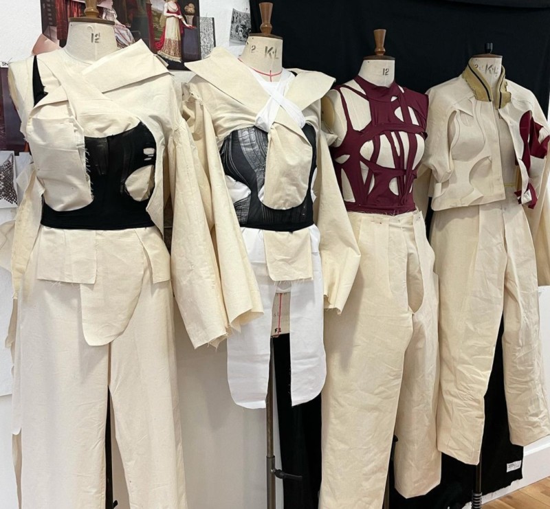 4 trends hot nhất 2022: Y2K mê hoặc 2 phái, Balletcore - Barbiecore đậm tính nữ quyền, mốt cắt xẻ táo bạo lên ngôi - Ảnh 12.