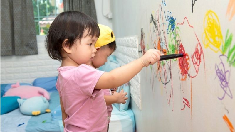 Nên vệ sinh tường thường xuyên, nhất là khi nhà có trẻ em