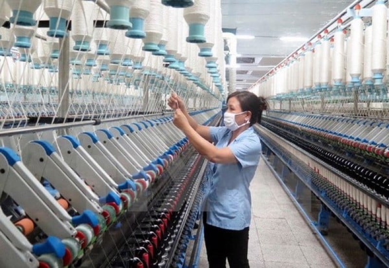 Kéo sợi dệt thành vải satin.