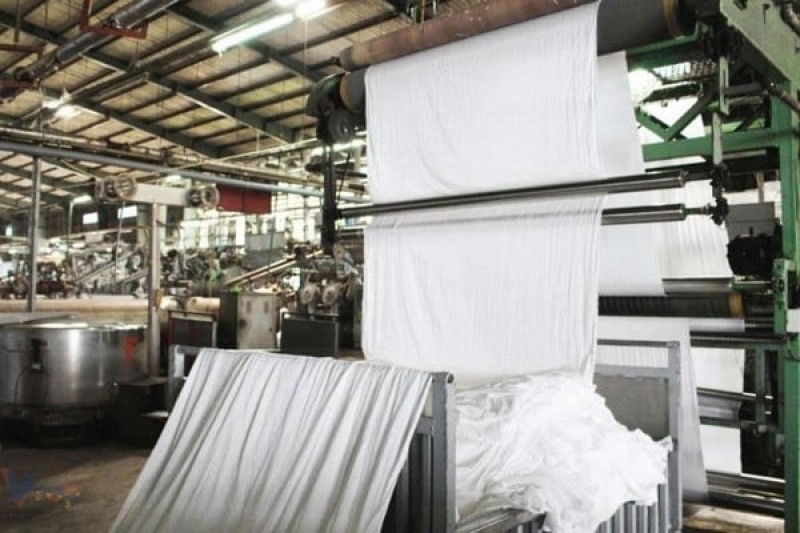 Vải satin được dệt thành phẩm.