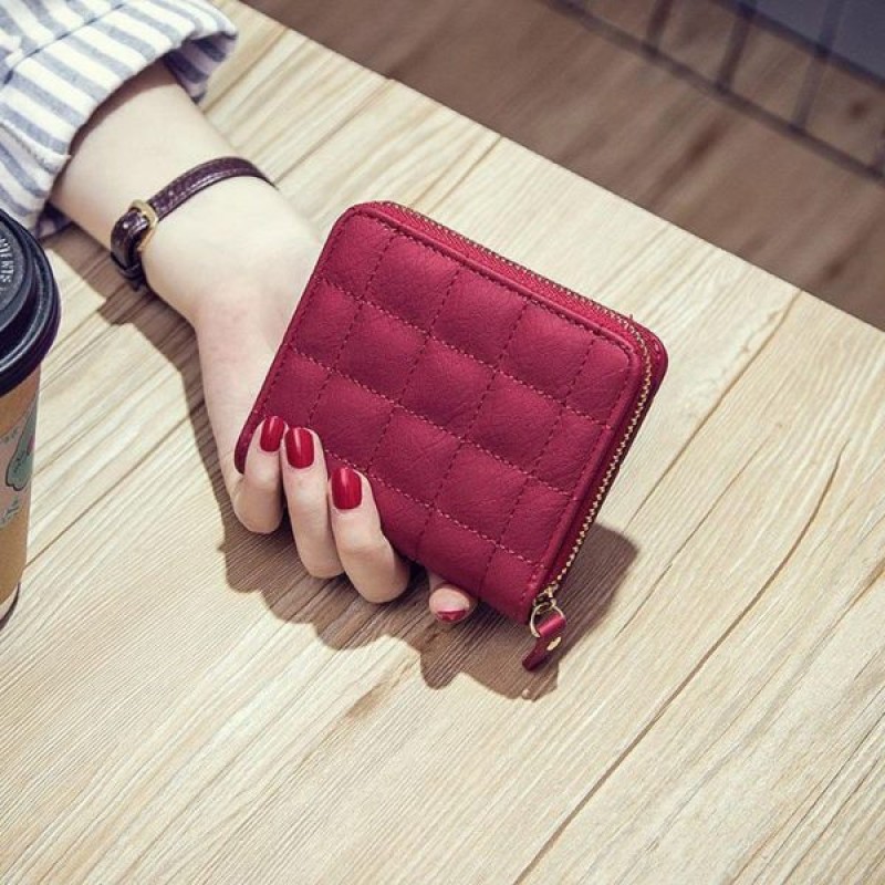 Tặng ví tiền thể hiện sự chu đáo của chàng trai